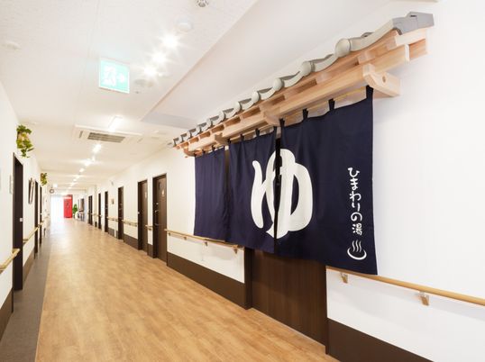 落ち着いた雰囲気の廊下