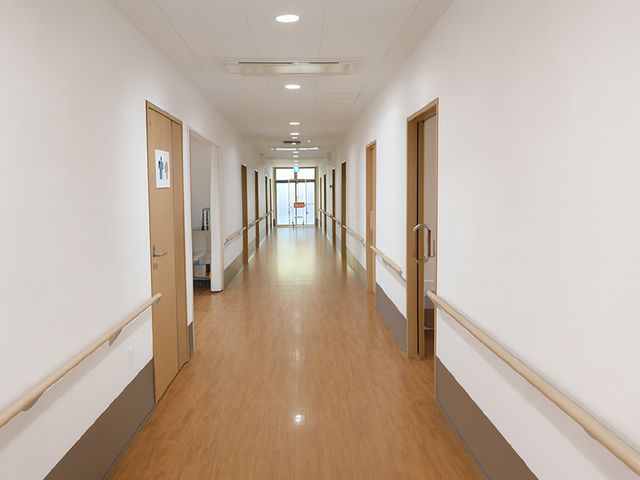 長い廊下の風景 廊下 明るく長い廊下は、手すりが設置されており、移動時の安全性が高められています。