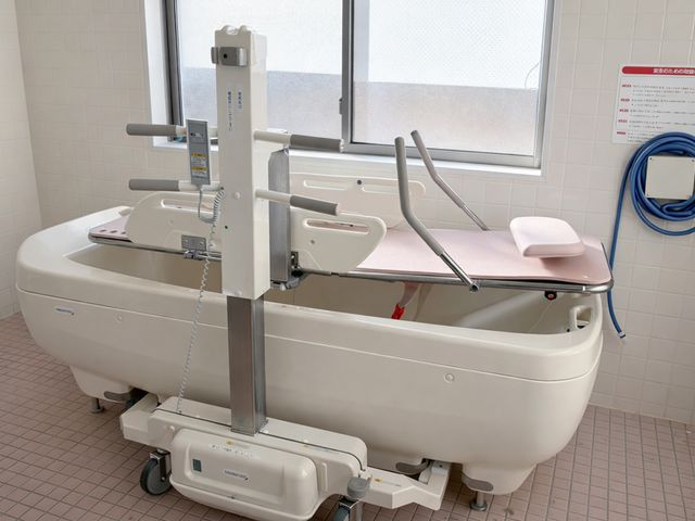 入浴設備の浴室 浴室 広々とした浴室は、介護が必要な方にも安心して使える工夫が施されています。