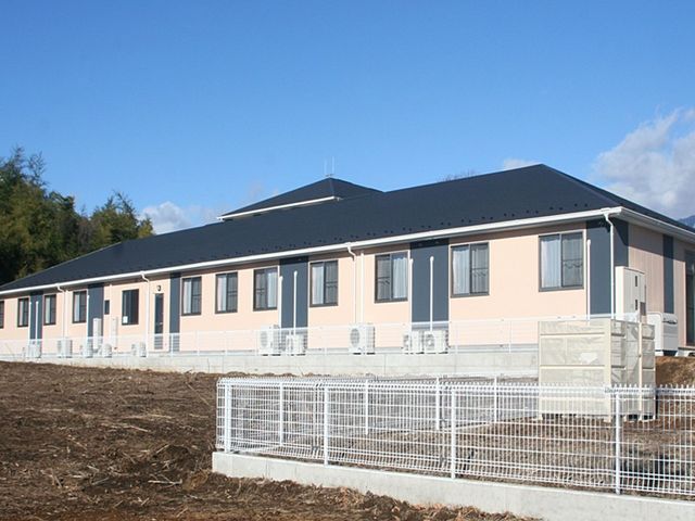 新築そうな居室の外観 外観 広々とした敷地に佇む新しい建物です。天気のいい日には、窓から自然の光がたっぷりと差し込む設計になっています。