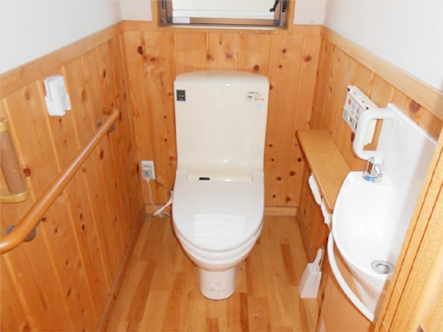 清潔感があるトイレ トイレ 木の温もりを感じる落ち着いたトイレです。手すりもあり、安全に配慮されています。
