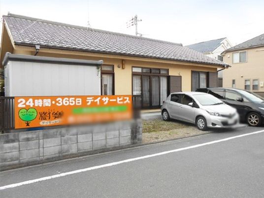道路沿いの看板