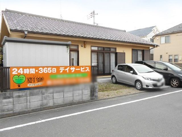 道路沿いの看板 看板 24時間365日のサービスが目を引く、道路に面した看板が設置されています。施設の場所がひと目でわかります。