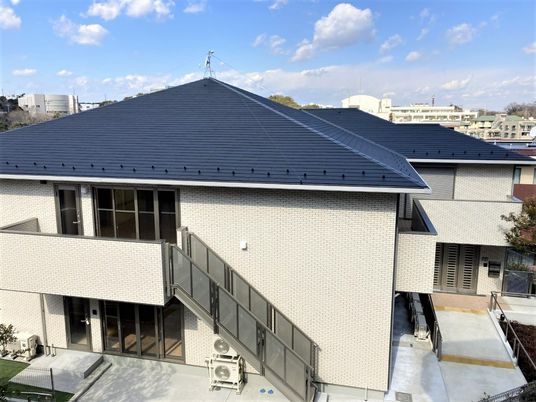 明るい屋外の建物
