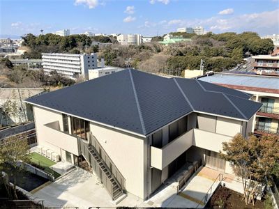 高台にある建物外観