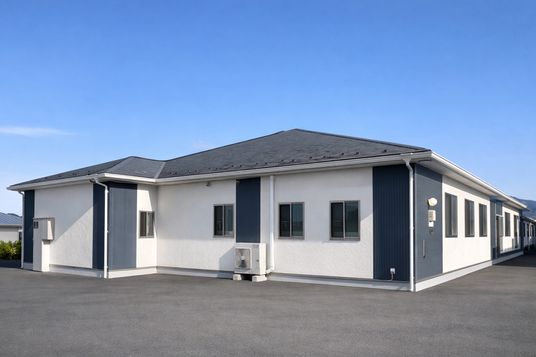 青空の下の建物外観
