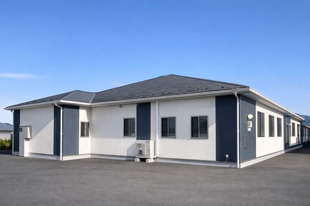 青空の下の建物外観