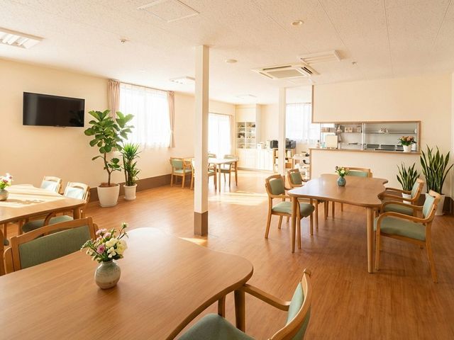 広々と明るい空間 ダイニングルーム 自然光がたっぷりと差し込む明るい空間で、お食事や会話を心地よく楽しめます。