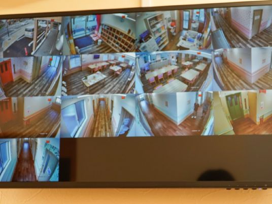 監視カメラの映し出す様子