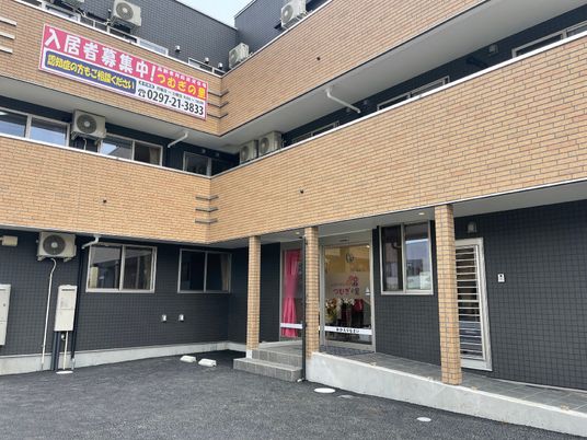 施設の入り口と外観