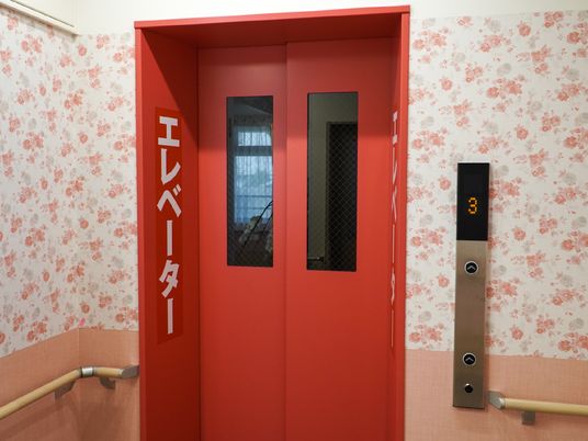 赤いエレベーターの入口