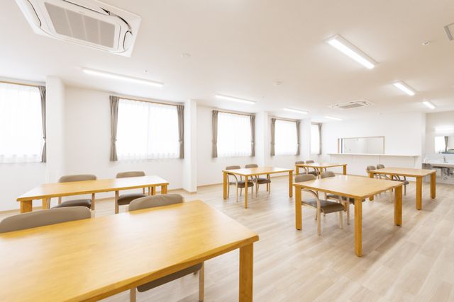 ゆとりの職員食堂 食堂 空間に余裕をもたせた清潔感溢れる食堂で、利用者様と共に心地よい一日をスタートしませんか。