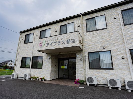 明るい外観の建物  