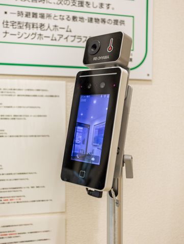 見守り端末のある廊下 廊下   廊下に見守り端末が設置されており、来訪確認や安全管理に配慮した環境です。就業時の動線や見守り体制をイメージしやすいです。