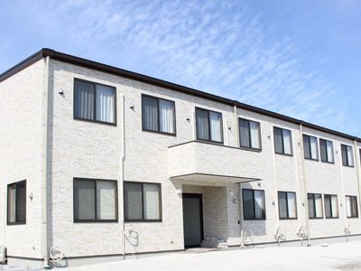 シンプルな外観の建物