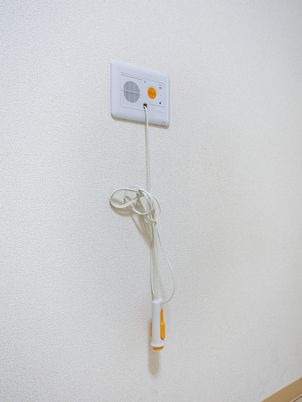 呼び出しボタンの壁面