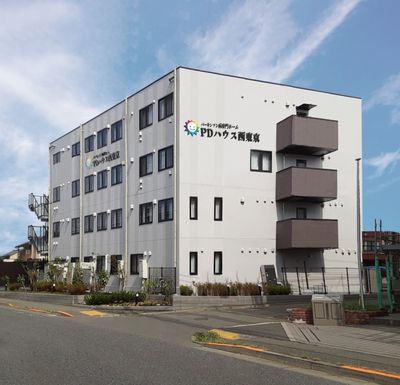 白い建物の外観
