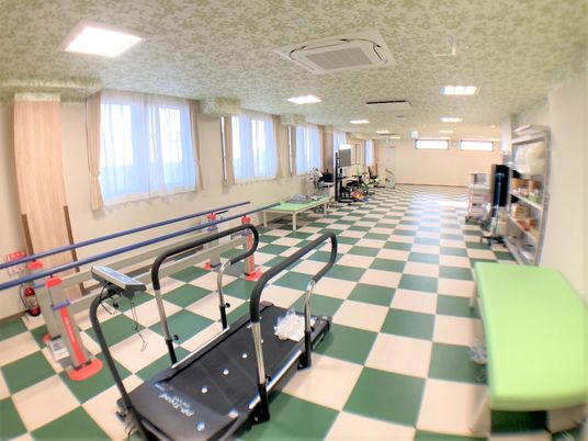 訓練機器のあるリハビリ室