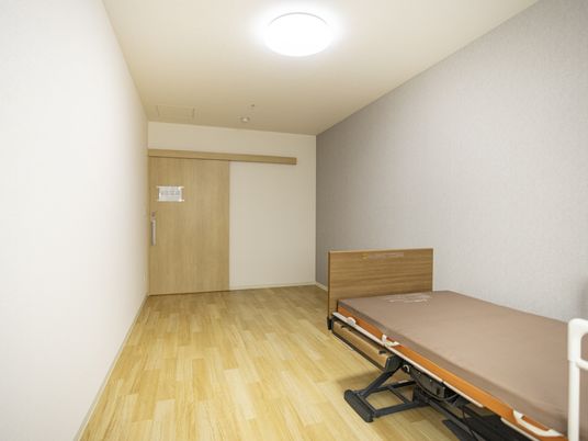 木目調の床がある居室