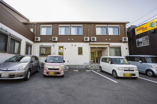 駐車場のある建物外観