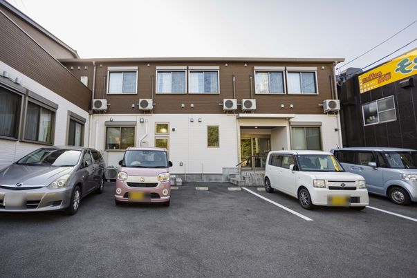 駐車場のある建物外観