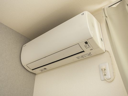 白いエアコンの壁