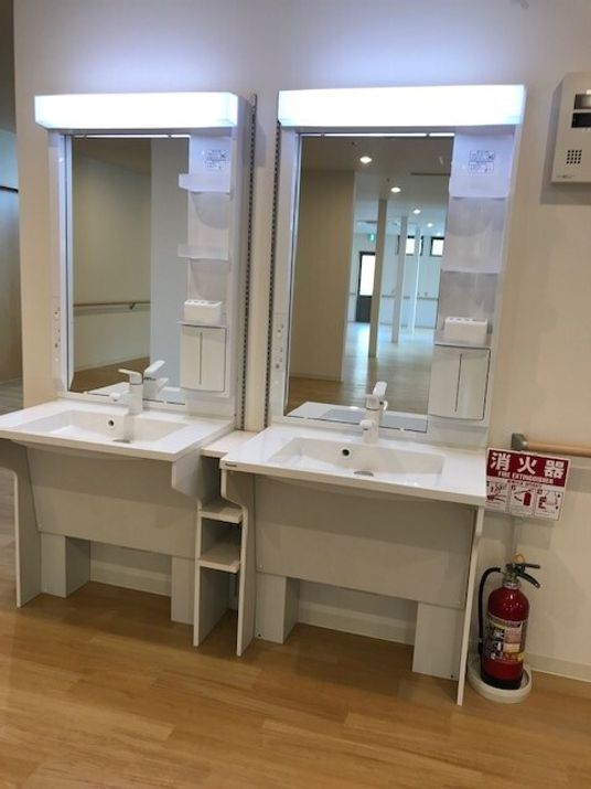 清潔な洗面台と鏡
