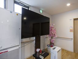 テレビとホワイトボードのある角
