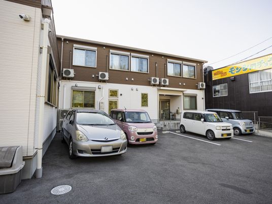車が並ぶ建物外観