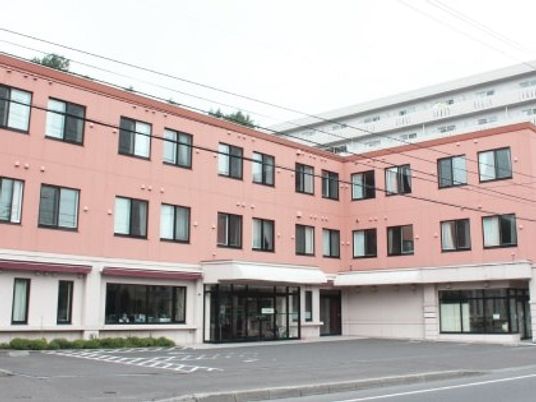 ピンク色の建物外観  