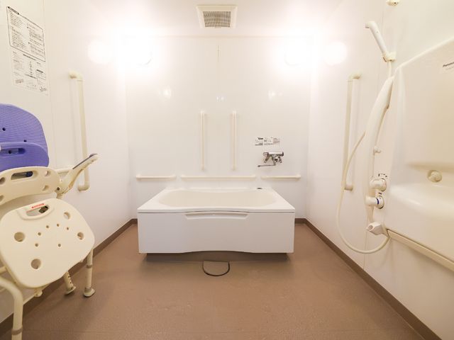 バリアフリー浴室設備 浴室 手すり付きの清潔感あふれる浴室です。安全に配慮された設備で、利用者の快適な入浴をサポートします。