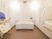 サムネイル 壁に手すりが配置された白い部屋の中央に置かれた浴室