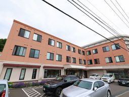 朱色の外壁が印象的な建物