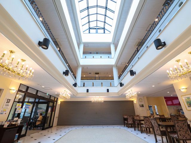 開放感あるエントランスホール エントランス 明るく広々としたエントランスホールには、入居者が安らぐための椅子が配置されており、ゆったりとした時間を過ごせる空間です。