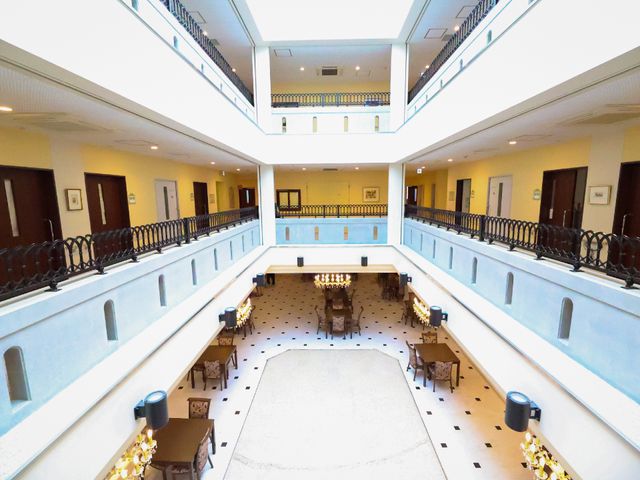開放的なロビーの空間 廊下 広々とした明るいロビーは、中央に配置されたテーブルや椅子があり、くつろぎや交流の場となっています。各階には柵があるため、安全も配慮されています。