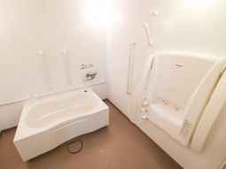 清潔感ある明るい浴室