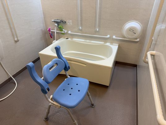 手すりが充実した浴室