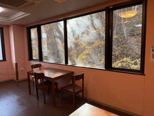 窓際のテーブル付きスペース  