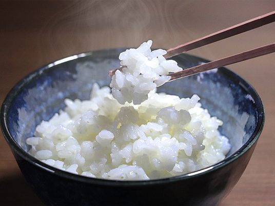 湯気の立つ白米の盛られた器