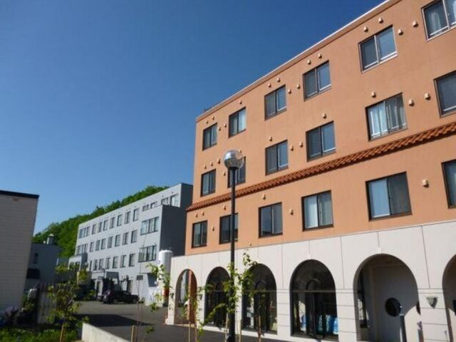 快適な外観の施設 外観 広々とした明るい建物で、新しい職場として快適な環境が提供されます。緑がある静かな周囲は、仕事のやりがいを一層高めるでしょう。