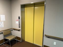 黄緑色のエレベーター