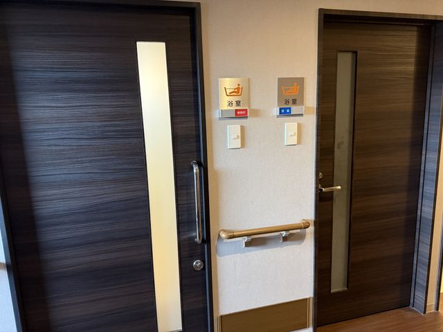 落ち着いた雰囲気の廊下 廊下 落ち着いた色合いの扉と廊下は、利用者の方々に安心感を与えます。