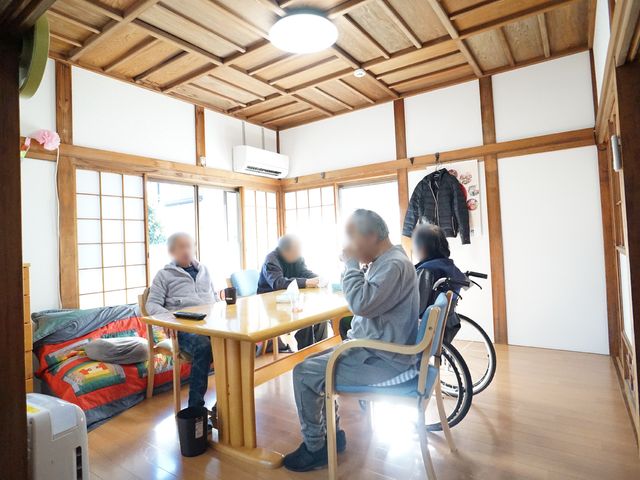 和風ダイニングルーム 食堂 木の温もり溢れる食堂です。皆で集まって食事や会話を楽しんでいる様子が伝わってきます。