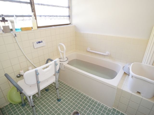 バリアフリー設計の浴室 浴室 手すりが備えられた広々とした浴室です。安全かつ快適にご利用いただける環境が整ています。