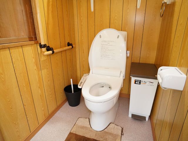バリアフリー設計のトイレ トイレ 手すりが付いた安全なトイレです。床も滑りにくく、どなたでも使いやすくなっています。