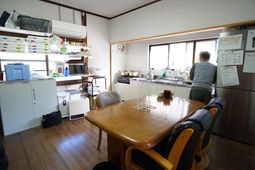 キッチンで作業する人