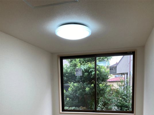 明るい窓際の部屋  