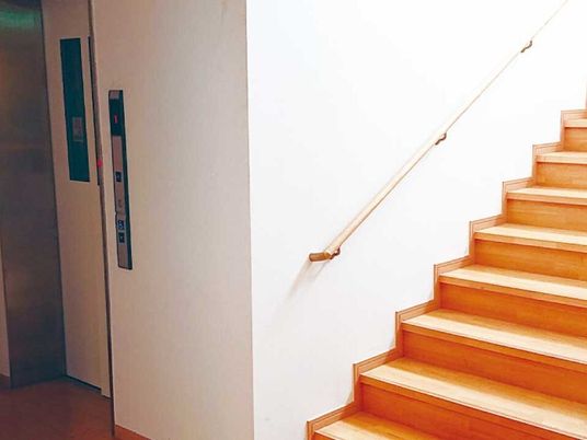 清潔なエレベーターと階段