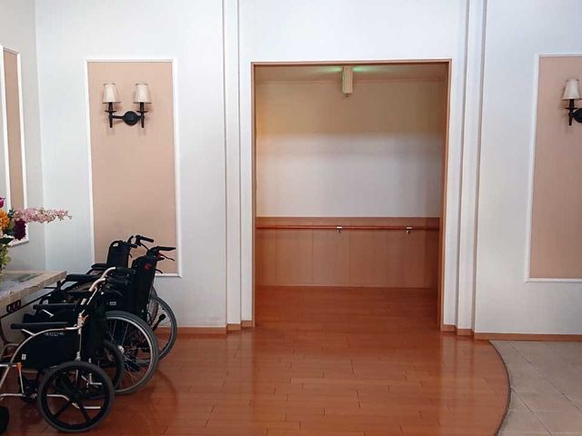 バリアフリーのエントランス 玄関ホール 広々としたエントランスは柔らかな光が差し込み、待ち合わせや一息つくのに適した落ち着いた雰囲気です。利便性を考慮した段差のない設計で、車椅子の方も安心です。