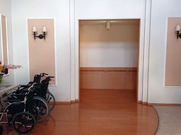 廊下に車椅子設置